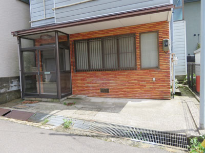 物件前に軽四1台のみ駐車出来ます