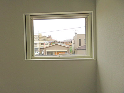 洋室小窓