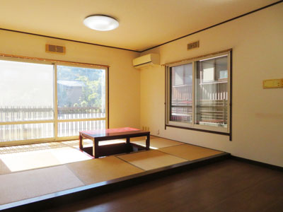 日差しが心地良い南向き小上がり居間スペース