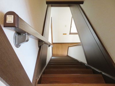 階段手摺りには足元を照らす照明付き