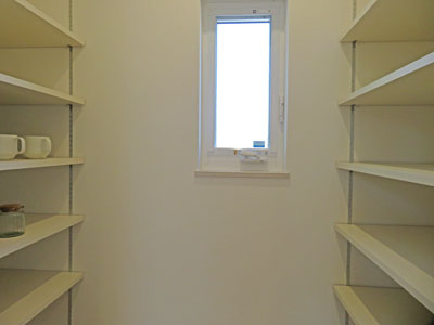 キッチン横パントリー