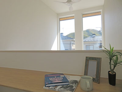 遠くの景色を眺めホットひと息