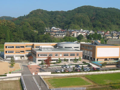 【夕日寺小学校】明治6年創立と歴史の深い学校(現校舎は平成17年に完成)。省エネモデル校にも選ばれ、環境にも配慮した工夫が様々なところに施されている。徒歩約5分。