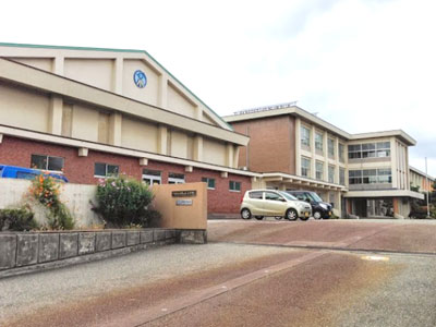 内灘町立鶴ケ丘小学校まで約1040m