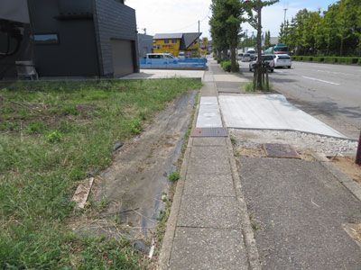 前面歩道切下げ